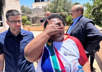 گریه وزیر مدنی آفریقای جنوبی هنگام بازدید از آثار حملات شهرک‌نشینان به ترمسعیا